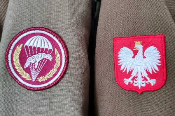 Obszycie oznaki przynależności państwowej oraz rozpoznawczej oddziałów aeromobilnych - pracownia haftu mundurowego Mundula