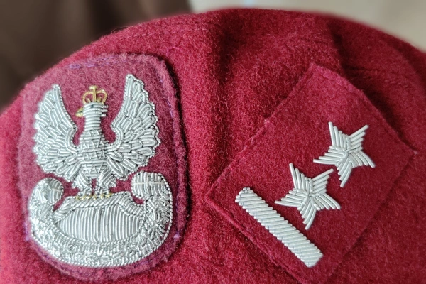 Obszycie nakrycia głowy munduru polowego na stopień podporucznika WP - pracownia haftu mundurowego Mundula