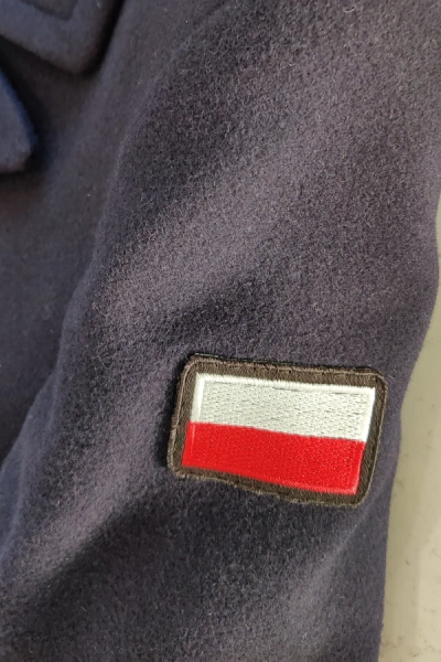Obszycie płaszcza oznaką przynależności państwowej flaga RP - pracownia haftu mundurowego Mundula