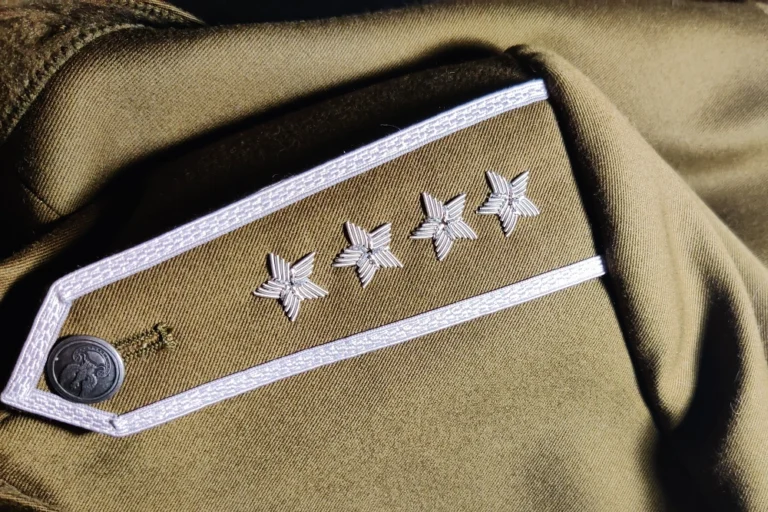 Obszycie munduru na stopień starszy chorąży sztabowy w pracowni Mundula
