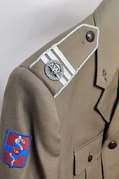 Obszycie munduru podchorążego AWL Wojskowego Centrum Kształcenia Medycznego starszy kapral